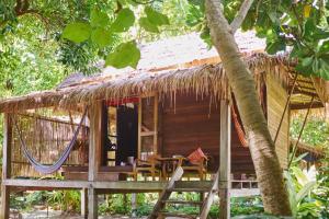 Ein Garten an der Unterkunft Castaway Resort Koh Lipe