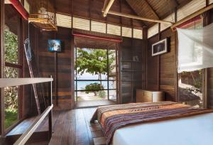 Ein Bett oder Betten in einem Zimmer der Unterkunft Castaway Resort Koh Lipe