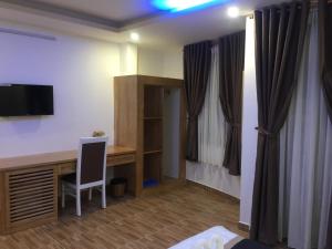 TV/trung tâm giải trí tại Helen Hotel & Apartment