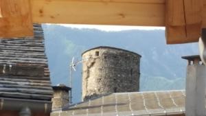 een uitzicht vanaf het dak van een huis met een toren bij Hôtel Fleur des Alpes in La Brigue
