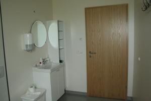 A bathroom at Guesthouse Stekkatún