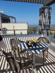Μπαλκόνι ή βεράντα στο Charlise Luxury Villa by Cretevasion