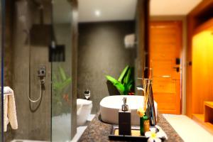Ein Badezimmer in der Unterkunft Koh Ma Beach Resort - SHA Extra Plus