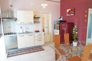 Kuchnia lub aneks kuchenny w obiekcie Eleatica Holiday Apartment