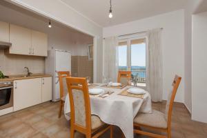 Kuchyň nebo kuchyňský kout v ubytování Bulat Sea View Apartments