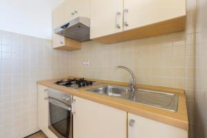 Kuchyň nebo kuchyňský kout v ubytování Bulat Sea View Apartments