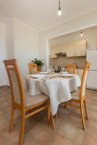 Kuchyň nebo kuchyňský kout v ubytování Bulat Sea View Apartments