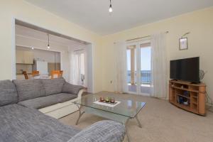 Televízia a/alebo spoločenská miestnosť v ubytovaní Bulat Sea View Apartments