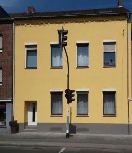 Nadines Ferienwohnung في كريفيلد: إشارة المرور أمام مبنى أصفر