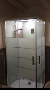 een glazen douchecabine met een glazen deur in de badkamer bij Antonella Gardalake 2 in Desenzano del Garda +18 foto's