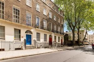 伦敦阿斯特博物馆旅舍的街道上一座带蓝色门的大型砖砌建筑