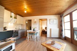 kuchnia i salon z drewnianym sufitem w obiekcie Appartement Philips w mieście Flachau