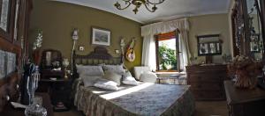 Un dormitorio con una cama grande y una ventana en Apartamentos Sabor Rural I en León