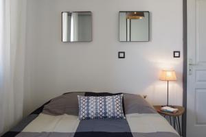 Dormitorio con cama con almohada y lámpara en Castellane by Cocoonr, en Toulouse