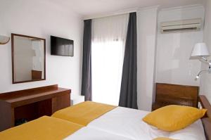 A bed or beds in a room at Aparthotel Vibra Bay