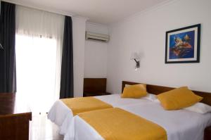 A bed or beds in a room at Aparthotel Vibra Bay