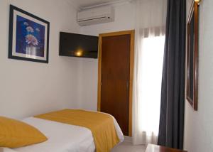 A bed or beds in a room at Aparthotel Vibra Bay