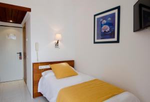 A bed or beds in a room at Aparthotel Vibra Bay
