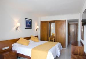 A bed or beds in a room at Aparthotel Vibra Bay
