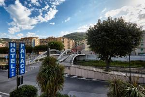un puente sobre una carretera en una ciudad con edificios en Hotel Palace, en Finale Ligure