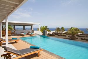 Bazén v ubytovaní Villa Luna Mar - Magnificent Sea Views - Private Pool - Hot Tub alebo v jeho blízkosti