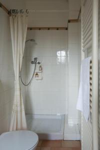 フォルリにあるAgriturismo La Lenticchiaの白いバスルーム(シャワー、トイレ付)
