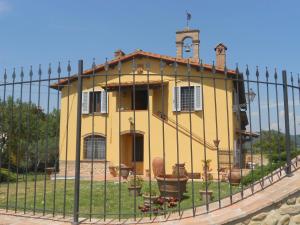 モンテスペルトリにあるI Due Frassiniの黄色い家