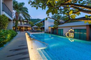 - une piscine à côté d'un bâtiment dans l'établissement Fusion Suites Phuket Patong, à Patong Beach