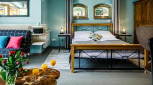 コシチェリスコにあるBali Residenceのベッドルーム(ベッド1台、ソファ付)