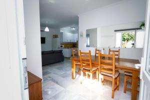 comedor y sala de estar con mesa y sillas en Apartamento Pasaje Del Mar, en El Puerto de Santa María