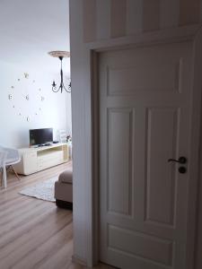 グダニスクにあるBaltic Seeのリビングルーム付きの客室内の白いドア