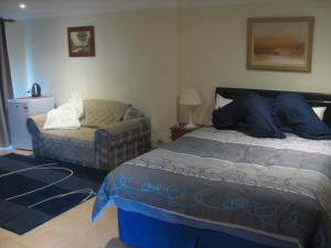 A bed or beds in a room at Lakeview Lodge