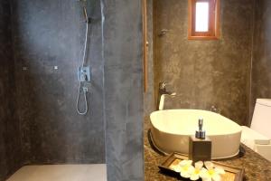 Ein Badezimmer in der Unterkunft Koh Ma Beach Resort - SHA Extra Plus