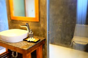 Ein Badezimmer in der Unterkunft Koh Ma Beach Resort - SHA Extra Plus