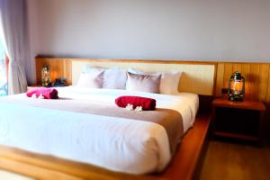 Ein Bett oder Betten in einem Zimmer der Unterkunft Koh Ma Beach Resort - SHA Extra Plus