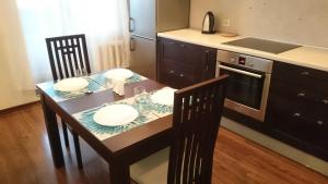 喀山的住宿－Apartment at metro Prospekt victory，厨房配有一张桌子和两个白板