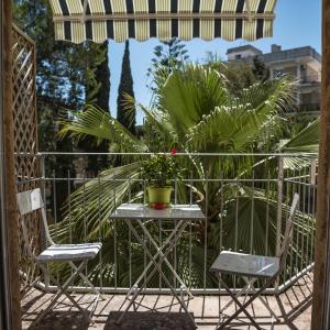 una mesa y sillas en un patio con plantas en Palazzo Bignami, en Lecce