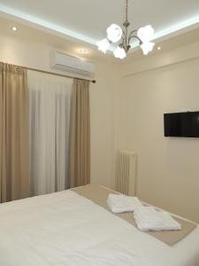 - une chambre avec un lit et 2 serviettes dans l'établissement Apartment near Acropolis, à Athènes