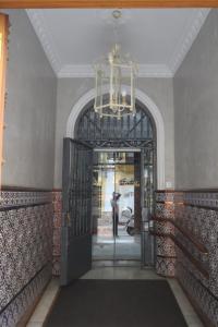 una entrada a un edificio con una lámpara de araña en Hostal Roma, en Sevilla
