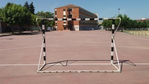 Tenis alebo squash v ubytovaní Centro San Viator alebo jeho okolí