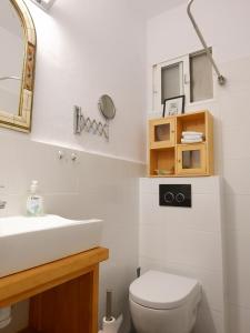 ネルハにあるApartment Burrianaのバスルーム(洗面台、トイレ、鏡付)