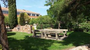 巴利亞多利德的住宿－Centro San Viator，公园草地上的木桌野餐