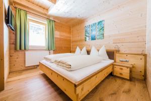 A bed or beds in a room at Ferienwohnungen Schwabhof