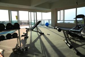 Fitness centrum a/nebo fitness zařízení v ubytování Sea and Sky Condominium Room #406