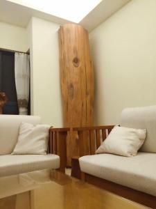 - un salon avec deux canapés et un mur en bois dans l'établissement Yulibnb, à Yuli