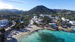 una vista aérea de un resort en una playa en Sandos El Greco - Adults Only, en Portinatx