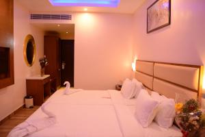 Postel nebo postele na pokoji v ubytování Kani Residency Hotel