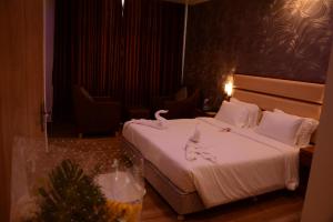 Postel nebo postele na pokoji v ubytování Kani Residency Hotel