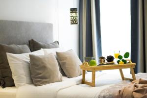 Una cama con almohadas y una bandeja de fruta. en Stay Apartment by Skg Apartments, en Tesalónica