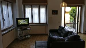 A television and/or entertainment centre at Dalla Zia Marta ampio appartamento